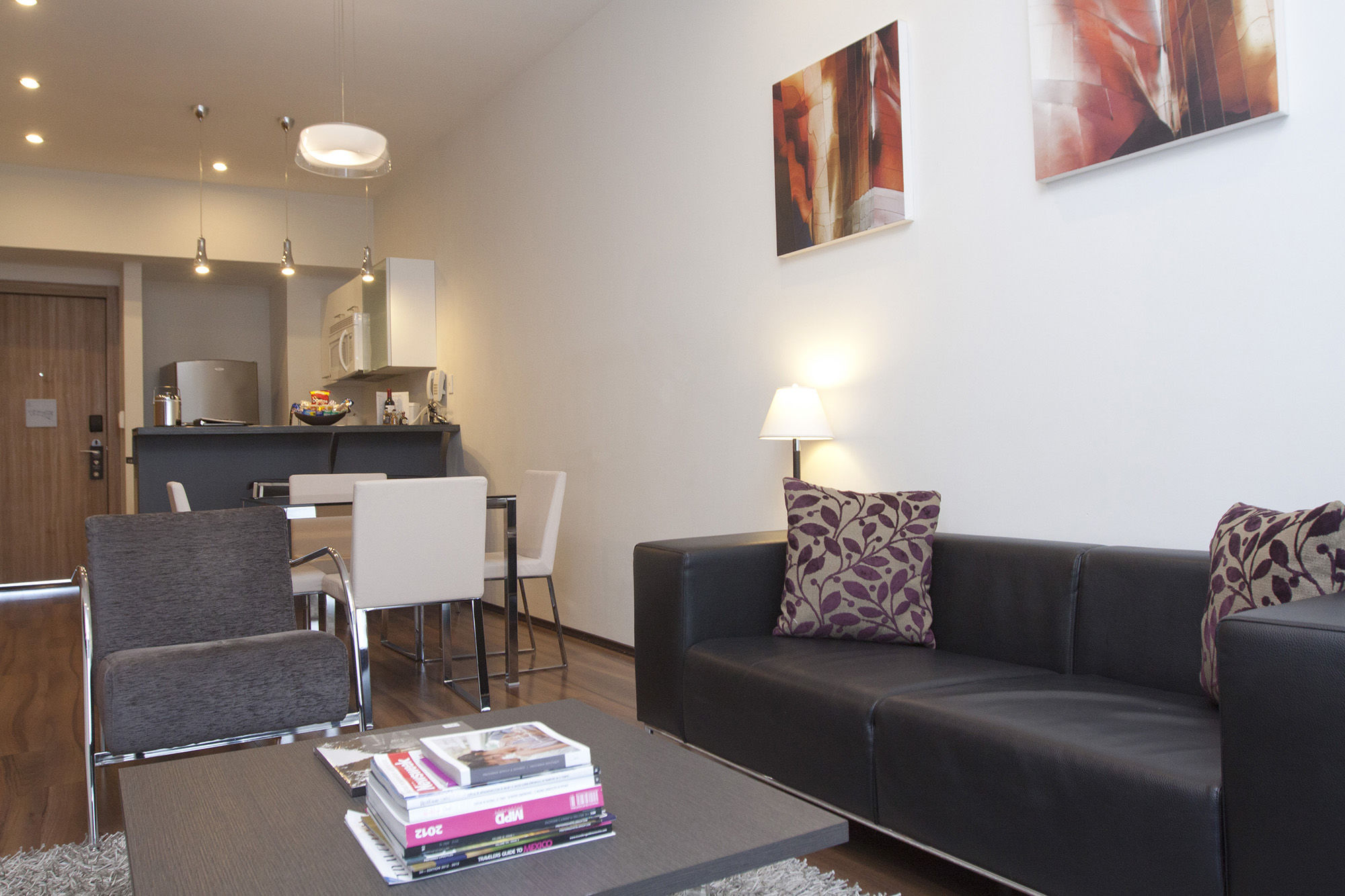 Plaza Apartment *